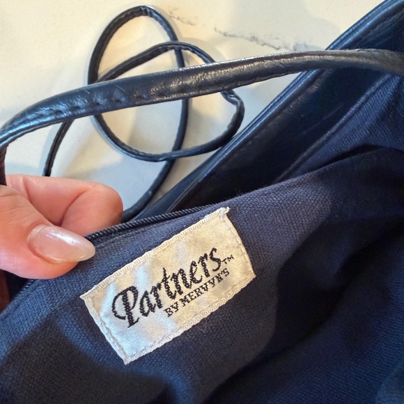 Black Women's Leather Crossbody Shoulder Bag - Picture 4 of 5